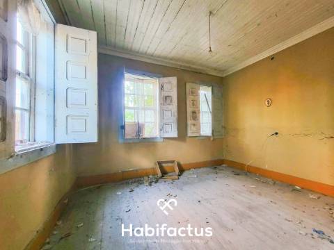 Moradia Isolada T6 para Reconstrução, com Jardim interior privado e Terraço, á Venda em Vilar Seco,