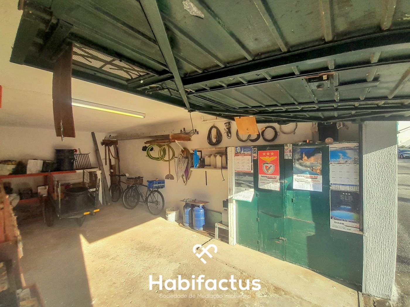 Garagem á Venda, no Centro de Nelas - Viseu