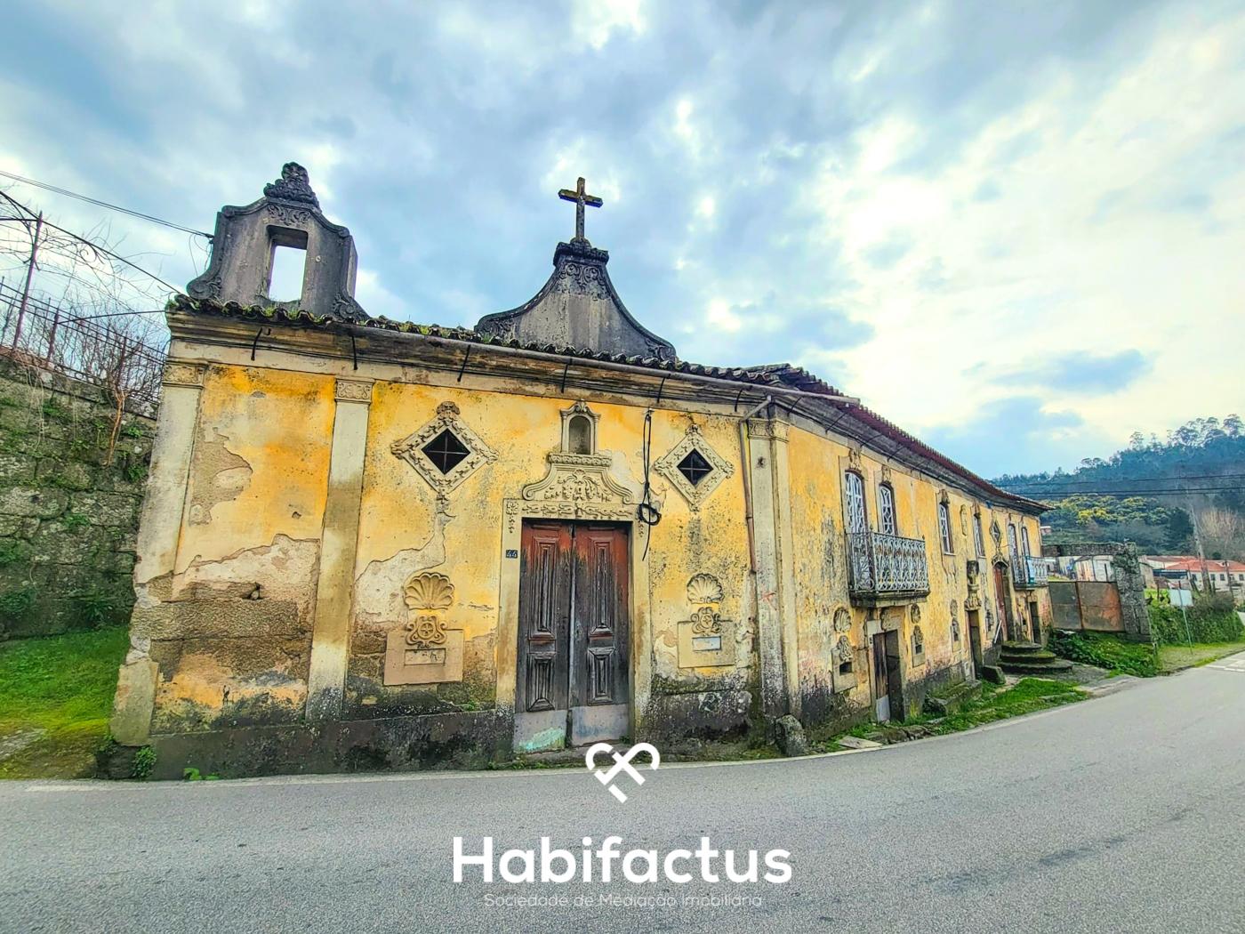 Moradia Nobre T3 Isolada, Abrasonada para Reconstrução Total, á venda em Beijós - Carregal do Sal