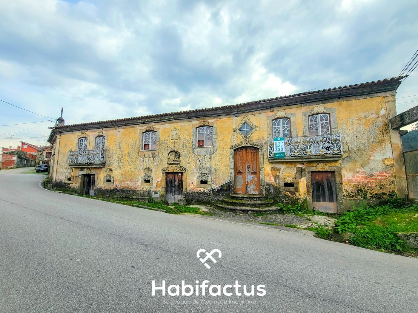 Moradia Nobre T3 Isolada, Abrasonada para Reconstrução Total, á venda em Beijós - Carregal do Sal