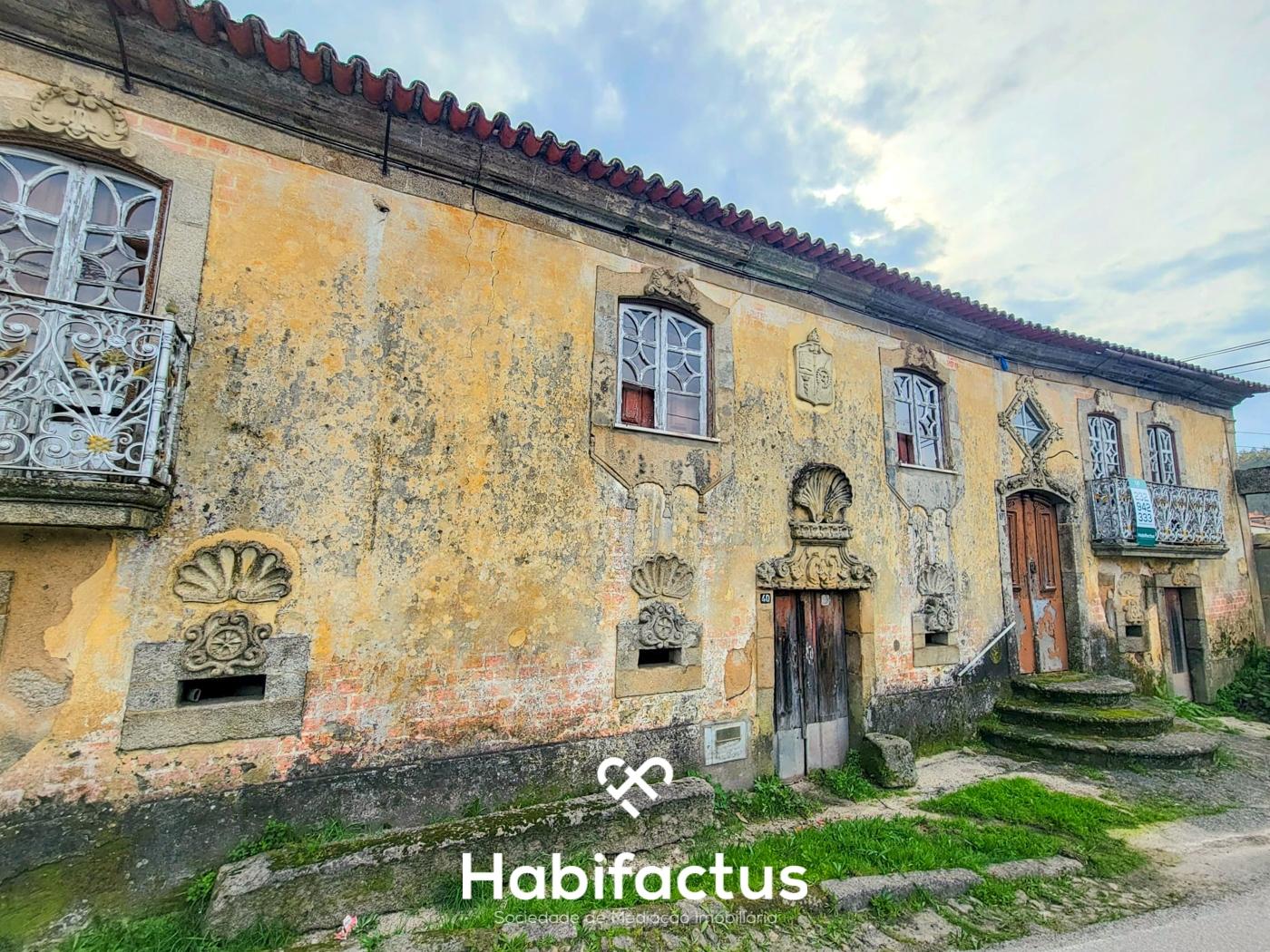 Moradia Nobre T3 Isolada, Abrasonada para Reconstrução Total, á venda em Beijós - Carregal do Sal