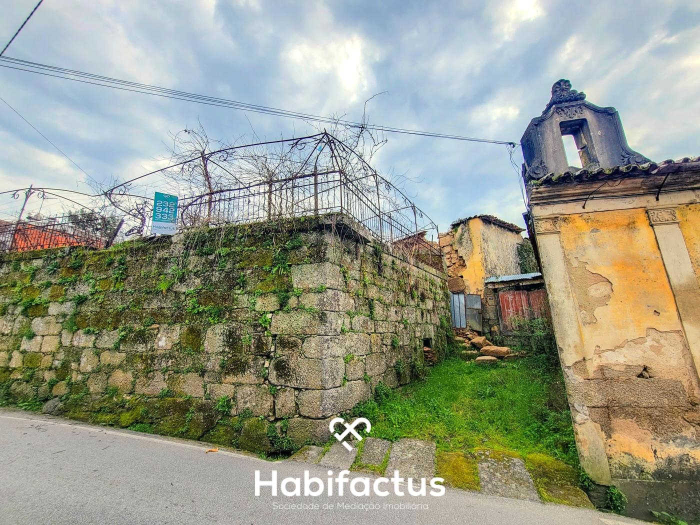 Moradia Nobre T3 Isolada, Abrasonada para Reconstrução Total, á venda em Beijós - Carregal do Sal