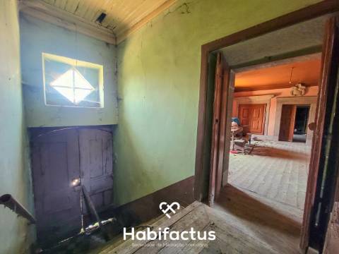 Moradia Nobre T3 Isolada, Abrasonada para Reconstrução Total, á venda em Beijós - Carregal do Sal