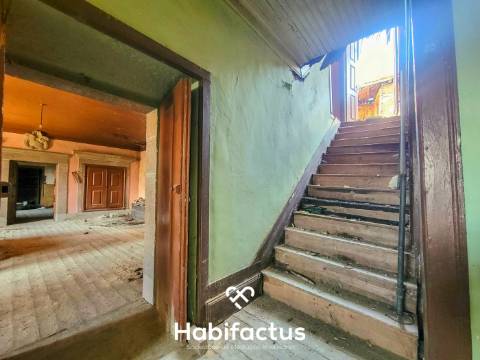 Moradia Nobre T3 Isolada, Abrasonada para Reconstrução Total, á venda em Beijós - Carregal do Sal