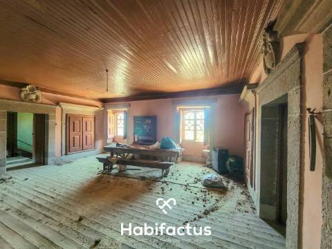 Moradia Nobre T3 Isolada, Abrasonada para Reconstrução Total, á venda em Beijós - Carregal do Sal