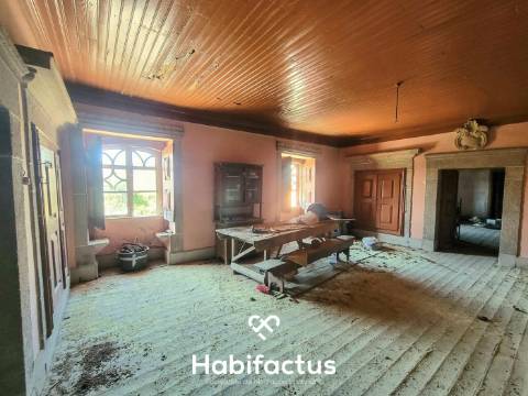 Moradia Nobre T3 Isolada, Abrasonada para Reconstrução Total, á venda em Beijós - Carregal do Sal