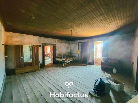 Moradia Nobre T3 Isolada, Abrasonada para Reconstrução Total, á venda em Beijós - Carregal do Sal