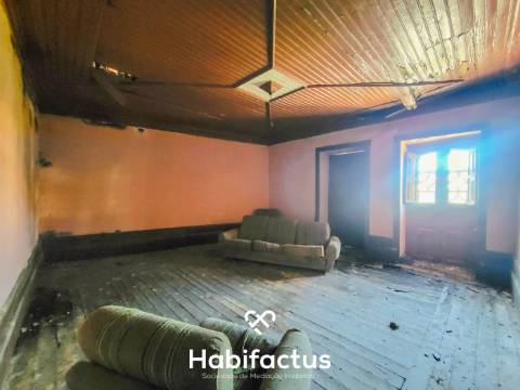 Moradia Nobre T3 Isolada, Abrasonada para Reconstrução Total, á venda em Beijós - Carregal do Sal