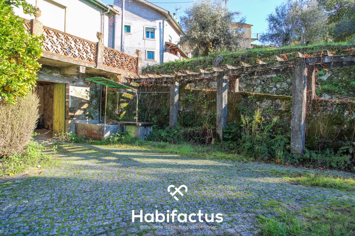 Moradia T6 para remodelar em São Cipriano, Viseu.