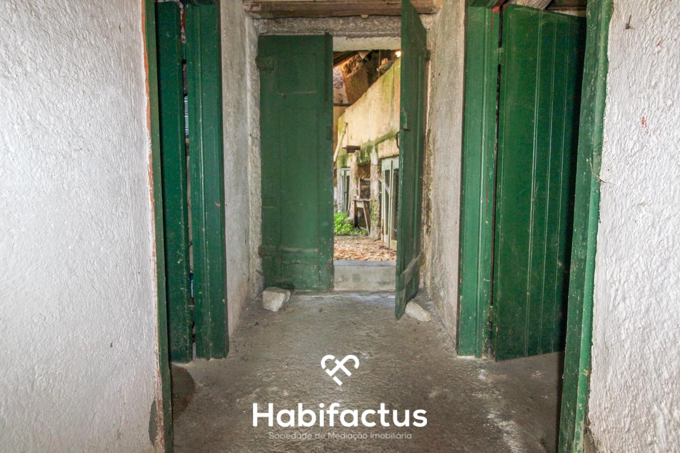 Moradia T6 para remodelar em São Cipriano, Viseu.