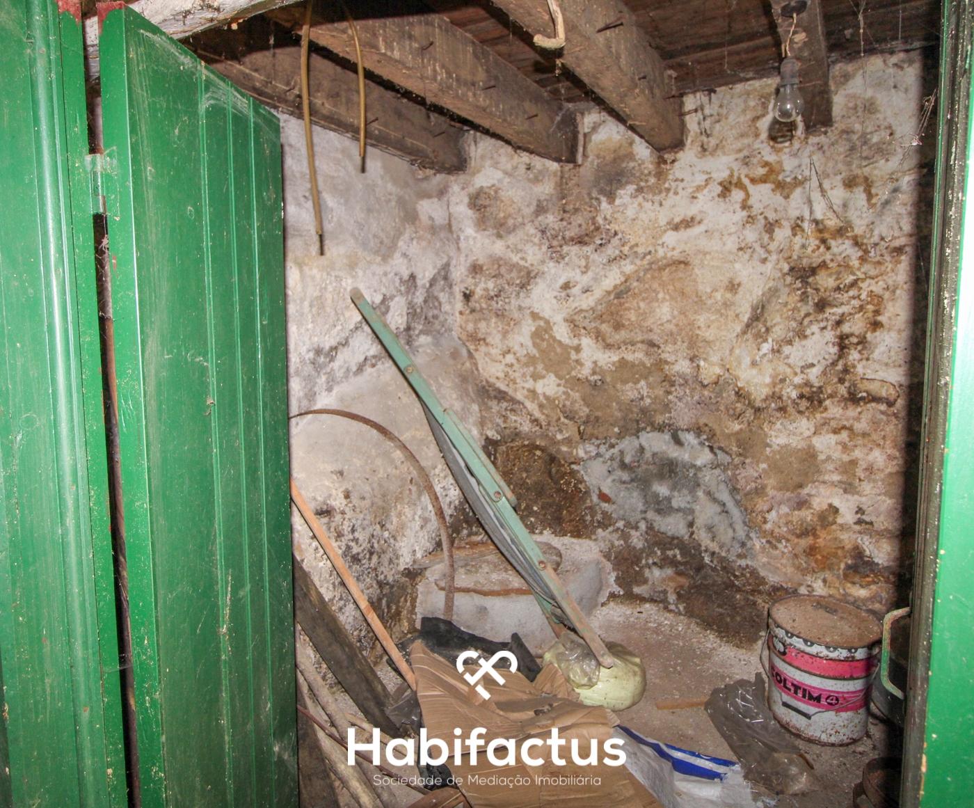 Moradia T6 para remodelar em São Cipriano, Viseu.