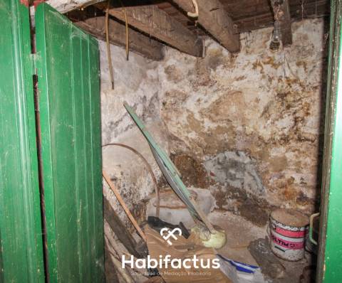 Moradia T6 para remodelar em São Cipriano, Viseu.