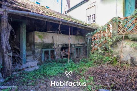 Moradia T6 para remodelar em São Cipriano, Viseu.