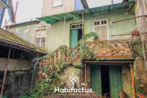 Moradia T6 para remodelar em São Cipriano, Viseu.