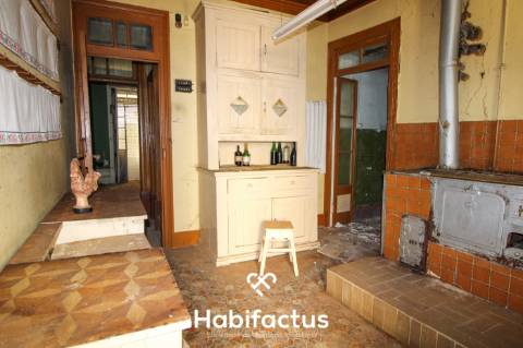 Moradia T6 para remodelar em São Cipriano, Viseu.