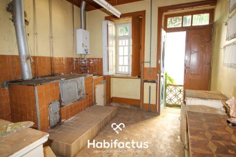 Moradia T6 para remodelar em São Cipriano, Viseu.