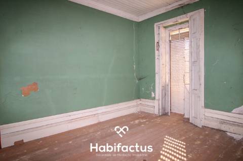 Moradia T6 para remodelar em São Cipriano, Viseu.