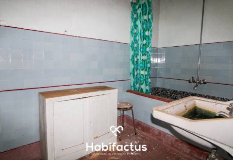 Moradia T6 para remodelar em São Cipriano, Viseu.