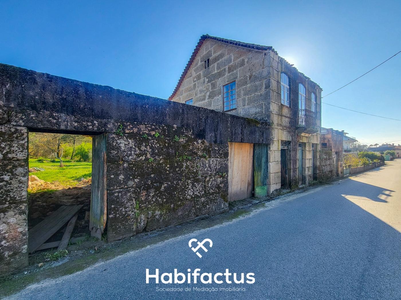 Moradia Isolada T3, para reconstrução com terraço e terreno de 1.828 m2, á Venda em Mangualde -Viseu