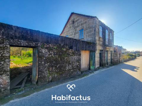 Moradia Isolada T3, para reconstrução com terraço e terreno de 1.828 m2, á Venda em Mangualde -Viseu