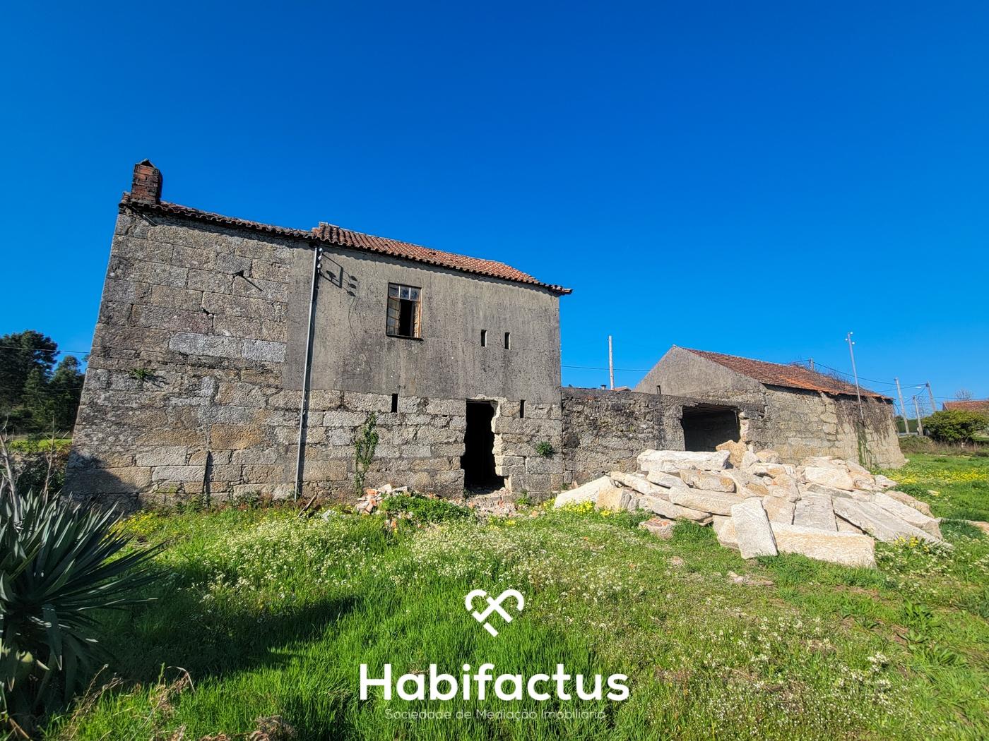 Moradia Isolada T3, para reconstrução com terraço e terreno de 1.828 m2, á Venda em Mangualde -Viseu