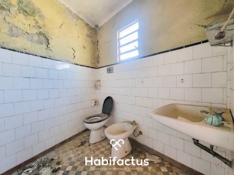 Moradia Isolada T3, para reconstrução com terraço e terreno de 1.828 m2, á Venda em Mangualde -Viseu