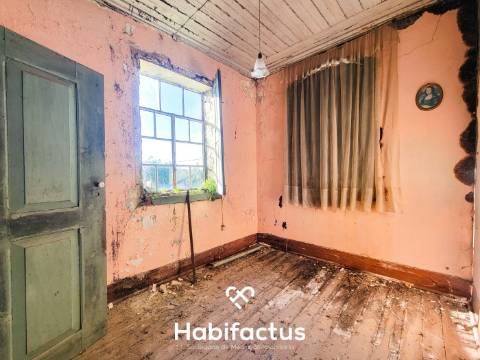 Moradia Isolada T3, para reconstrução com terraço e terreno de 1.828 m2, á Venda em Mangualde -Viseu