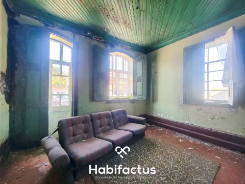 Moradia Isolada T3, para reconstrução com terraço e terreno de 1.828 m2, á Venda em Mangualde -Viseu