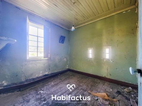 Moradia Isolada T3, para reconstrução com terraço e terreno de 1.828 m2, á Venda em Mangualde -Viseu