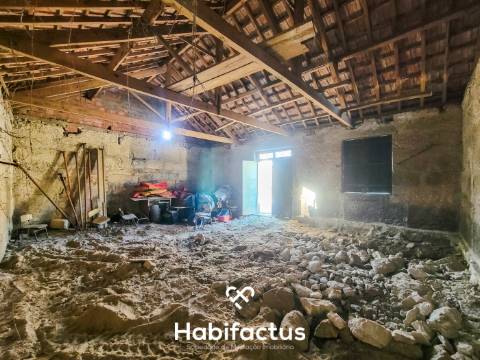 Moradia Isolada T3, para reconstrução com terraço e terreno de 1.828 m2, á Venda em Mangualde -Viseu