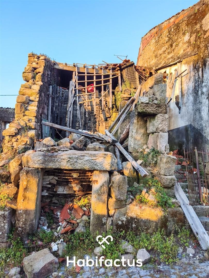 Moradia para Remodelar à venda na Ortigueira – Girabolhos, Seia