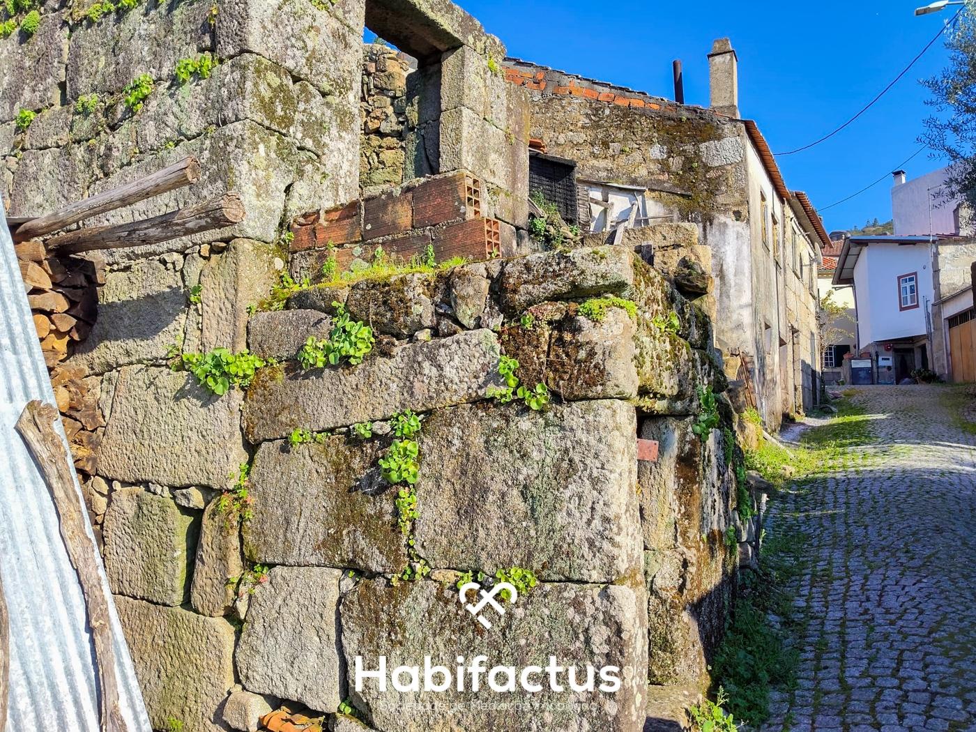 Moradia para Remodelar à venda na Ortigueira – Girabolhos, Seia