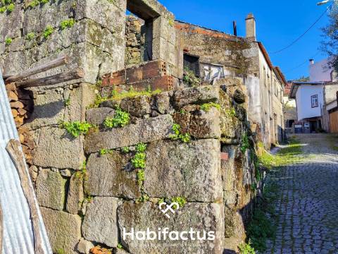 Moradia para Remodelar à venda na Ortigueira – Girabolhos, Seia