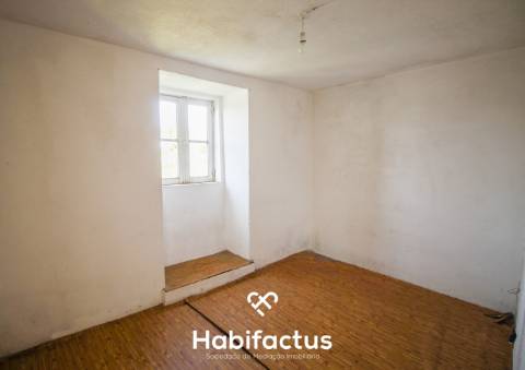 Moradia para reconstrução à venda em Girabolhos