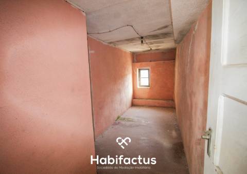 Moradia para reconstrução à venda em Girabolhos