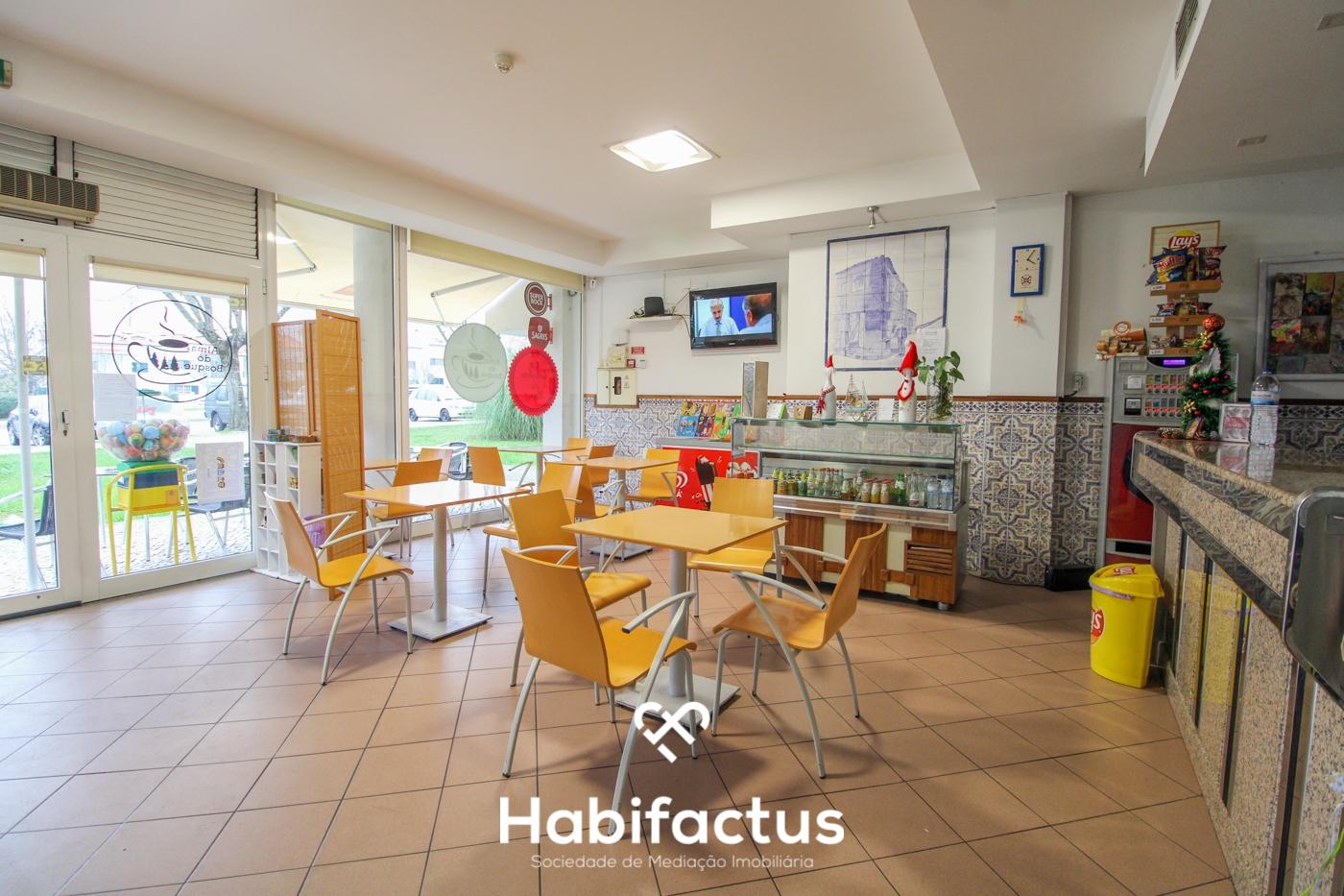 Loja com 130m2 licenciada para comércio e serviços. Encontra-se equipada e mobilada para café/snack-