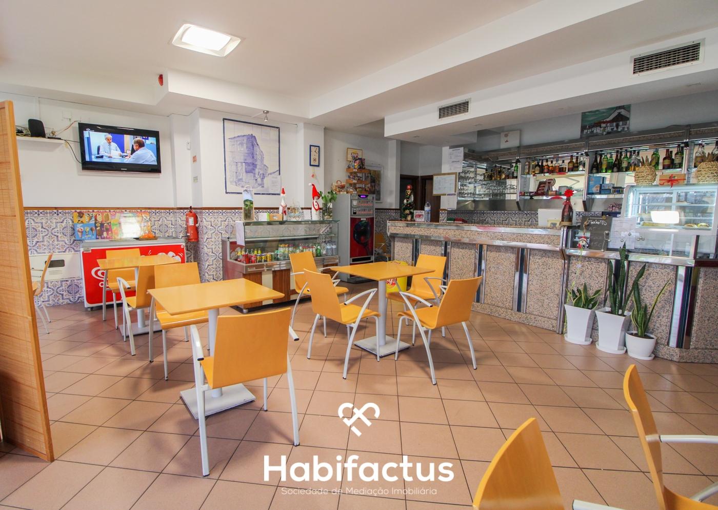 Loja com 130m2 licenciada para comércio e serviços. Encontra-se equipada e mobilada para café/snack-