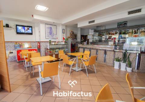 Loja com 130m2 licenciada para comércio e serviços. Encontra-se equipada e mobilada para café/snack-