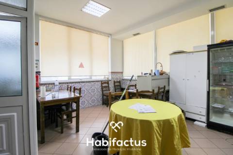 Loja com 130m2 licenciada para comércio e serviços. Encontra-se equipada e mobilada para café/snack-