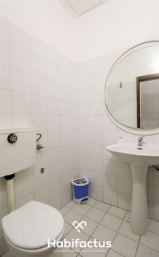 Loja com 130m2 licenciada para comércio e serviços. Encontra-se equipada e mobilada para café/snack-