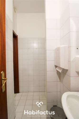 Loja com 130m2 licenciada para comércio e serviços. Encontra-se equipada e mobilada para café/snack-