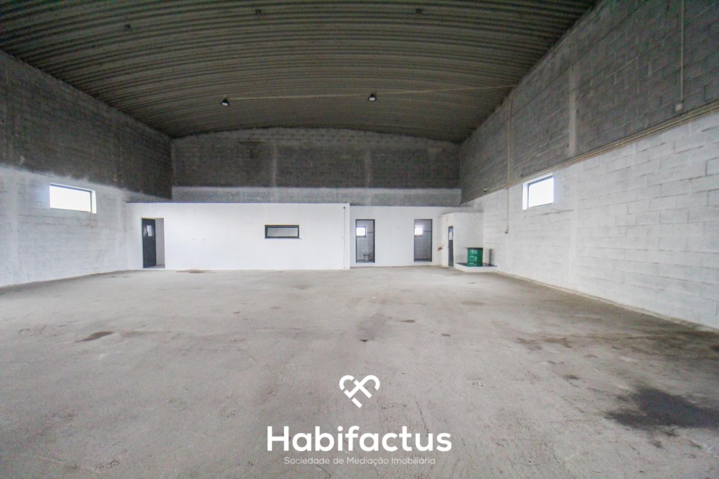 Pavilhão com 700 m2 para arrendamento em Viseu