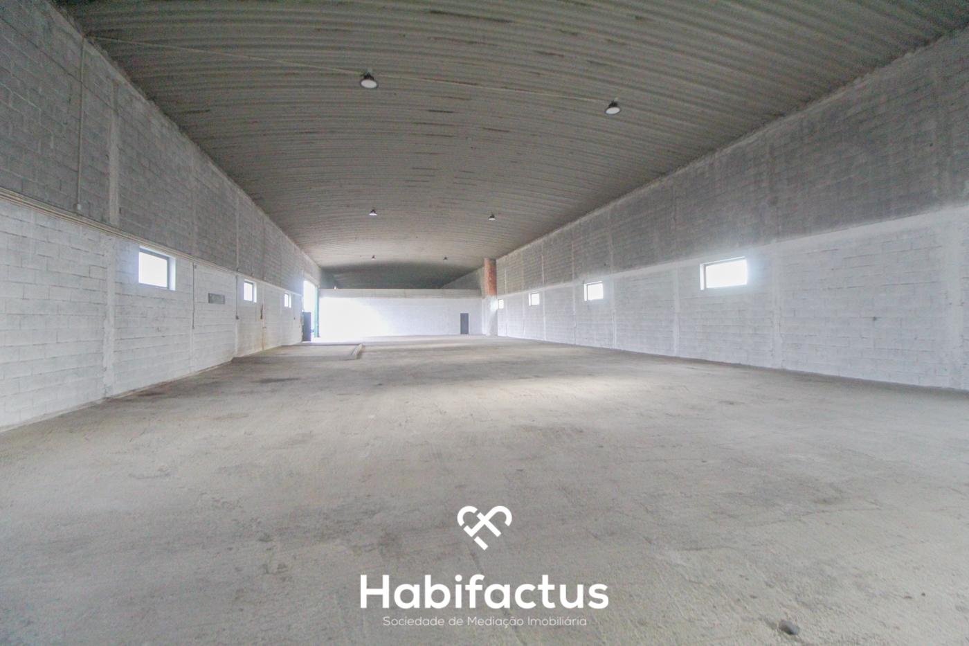 Pavilhão com 700 m2 para arrendamento em Viseu