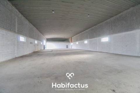 Pavilhão com 700 m2 para arrendamento em Viseu