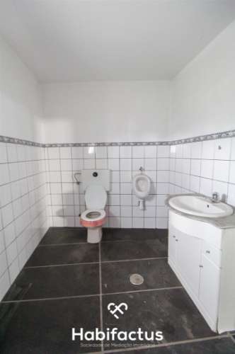 Pavilhão com 700 m2 para arrendamento em Viseu