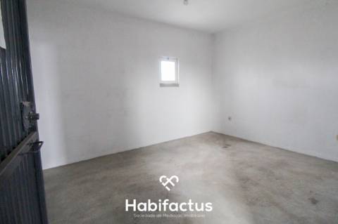 Pavilhão com 700 m2 para arrendamento em Viseu