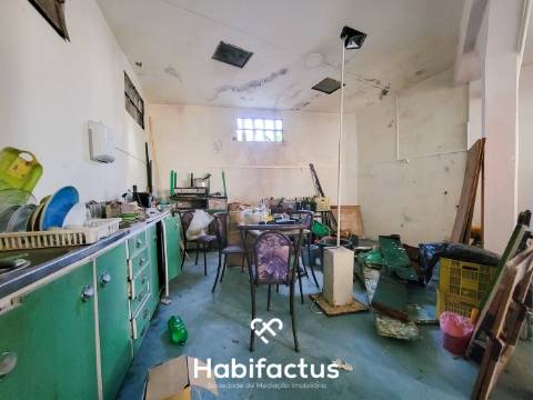 Prédio à venda para Restaurar no Centro da Vila de Canas de Senhorim – Nelas - Viseu