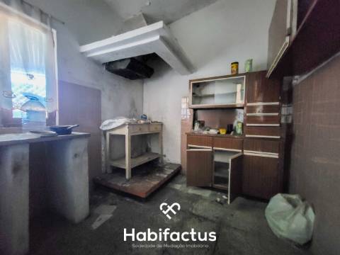 Prédio à venda para Restaurar no Centro da Vila de Canas de Senhorim – Nelas - Viseu