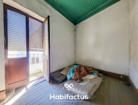 Prédio à venda para Restaurar no Centro da Vila de Canas de Senhorim – Nelas - Viseu