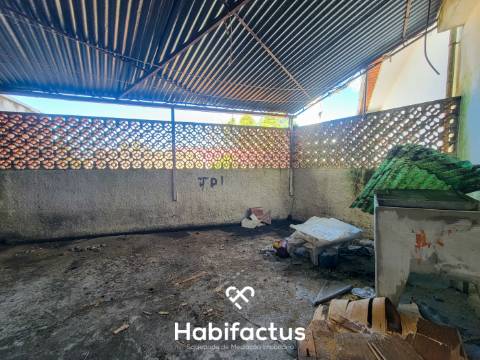 Prédio à venda para Restaurar no Centro da Vila de Canas de Senhorim – Nelas - Viseu